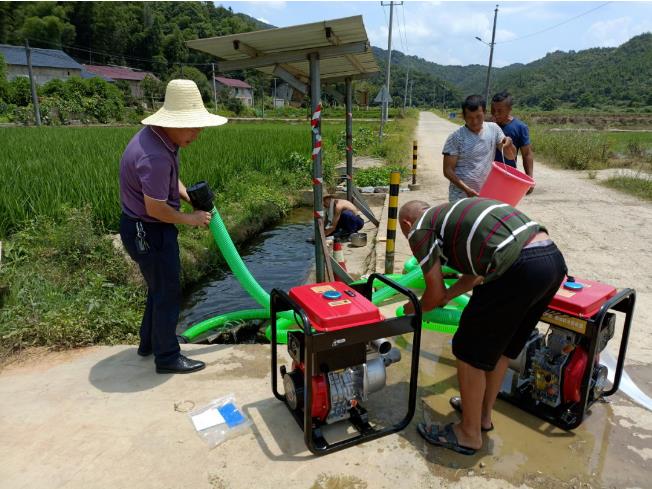 浮梁镇水利技术人员指导抗旱设备安装使用